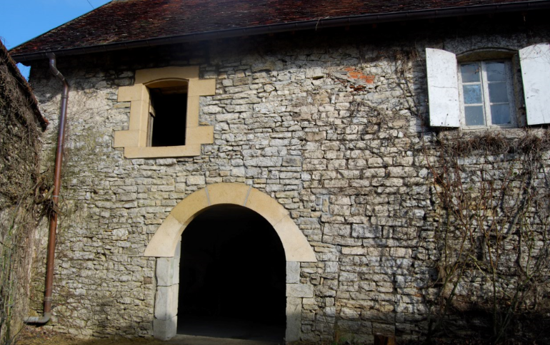 Mur de pierre réalisé par l`entreprise Francioli